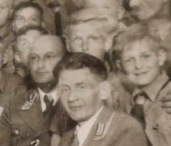 Foto - Ritterkreuz und DKiG Träger Walter Elflein ?  beim Besuch einer HJ-Gruppe